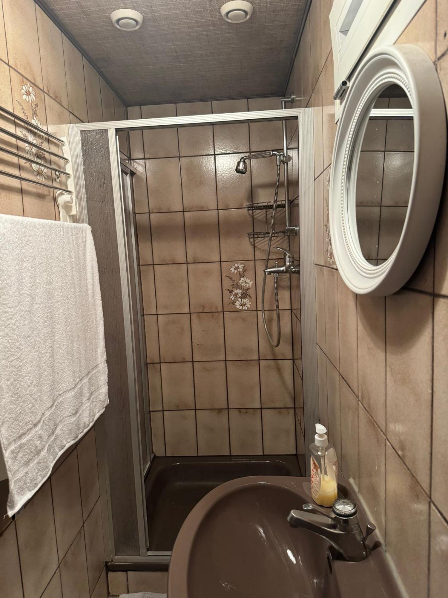 2 Bedrooms, 2 Baths House With A Living An Upstairs Reception Rea Wien