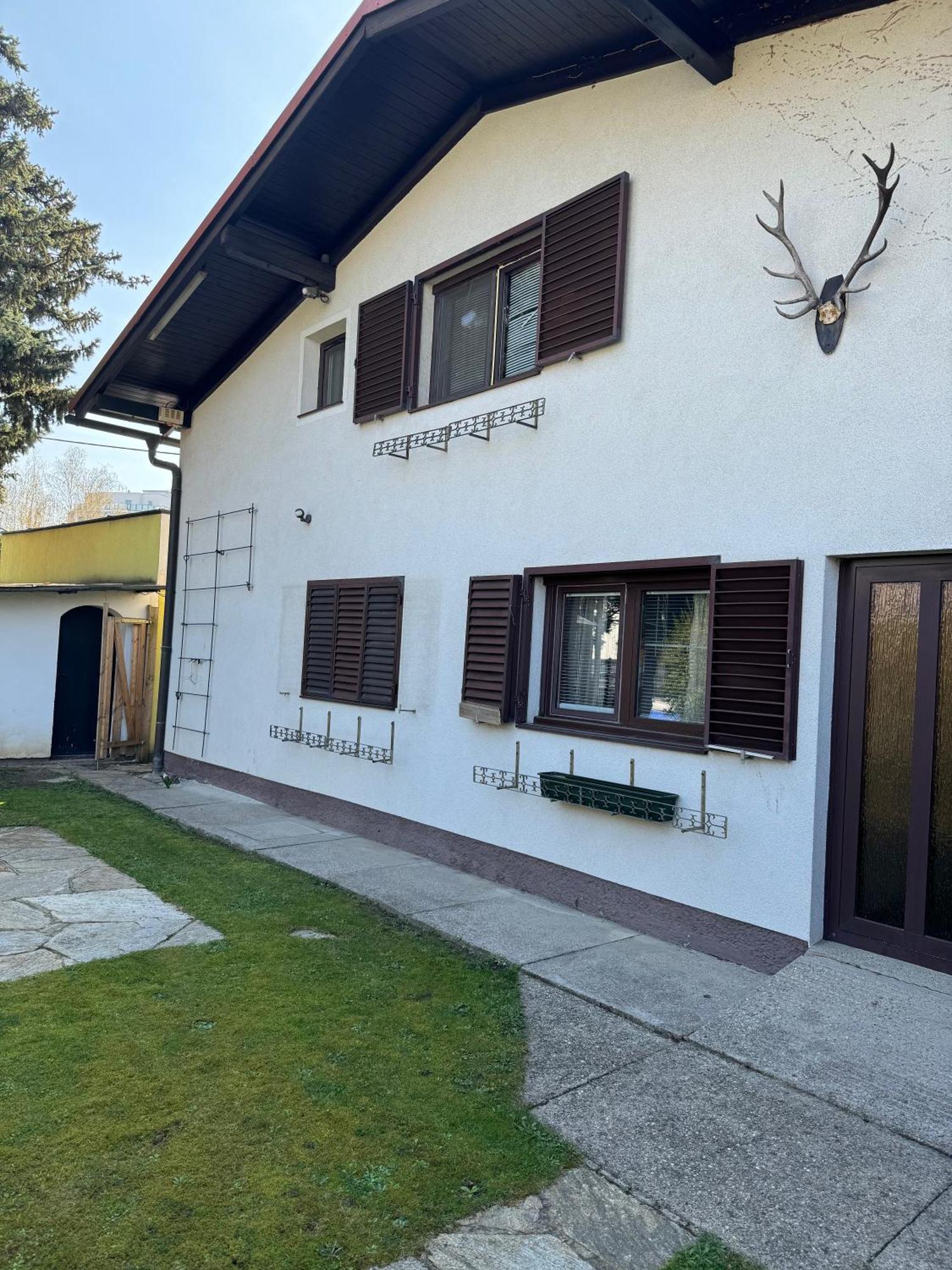 2 Bedrooms, 2 Baths House With A Living An Upstairs Reception Rea Wien